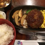 なるみ - 粗挽きハンバーグ定食 ランチ  ￥880
      通常は￥1020で提供されています。