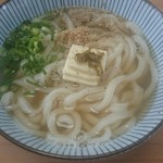 手打ちうどん ぶれーど・う - かけバター。塩ラーメン風…バターとゴマと胡椒だけで、なぜ？というくらい、違うものに。組合せを発見できるところが凄いよね～～。