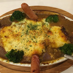 Bistro Harty - 焼きカレー税込880円。ウィンナーの刺さったビジュアルに衝撃を受ける。最後まであたたかかった。