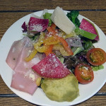 オギクボ ミオピッツァ - いろどりのきれいなサラダ