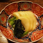 Niwatorigasaki Ka Tamagogasaki Ka - 大根の醤油漬けと野沢菜漬け盛り合わせ