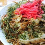 みたか食堂 - 焼きそば。紅生姜と青のりのビジュアルがなんとも哀愁をそそります。