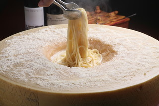 h Rungo Kanibaru Hausu Dainingu - イタリア産ホールチーズの器で作るクリームパスタ