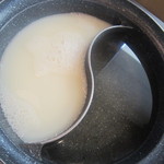 しゃぶ葉 - 右・基本の白だし、左・塩糀仕立ての豆乳だし
