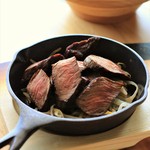 肉バルD.U.M.B.O - 　噛みごたえ十分なステーキ