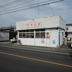 中華そば HIRO - やけにボロくて簡素な、こじんまりした建屋。 人気店とは思えない地味な外観。