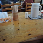 中華そば HIRO - 卓上にはコショウ。箸は割り箸、ティッシュ常備、店内喫煙可。