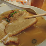 単体でウマいチャーシュー。醤油と脂の甘味のベストバランスで抑揚メーカー！