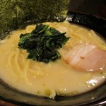 横浜家系ラーメン 金山家 - ラーメン（醤油）大 800円 + 麺大盛り 100円 ＝ 900円。