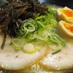 博多ラーメン つる - 彩りラーメン 820円 のバリカタ