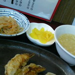 一番八餃子 - 春雨サラダ、沢庵、玉子スープ