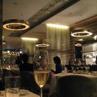 シグネチャー - 内装はモダンで落ち着いた色調。マンダリンオリエンタルホテルの雰囲気に合っている。