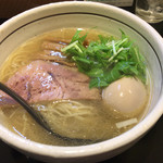 麺屋 焔 - 味玉塩らぁめん 780円 ずーっと優しい味のスープと細麺がよく合います。味玉具合も絶妙。