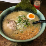 拓味亭 - にんにく塩豚骨ラーメン全景。