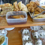 西端手打 上戸うどん - 天ぷら、おにぎりコーナー