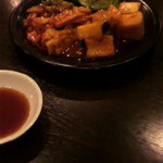 焼肉 燕 - キムチの盛り合わせです。