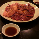 焼肉 燕 - タレ肉三点盛です。2500円です。ボリュームあるのでとりあえず注文するには最適。