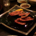 焼肉 燕 - 本日の焼肉(1500円)を焼いています。