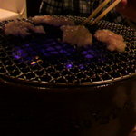 焼肉 燕 - 炭火で焼いている様子です。網は1時間で2回変えてくれました。