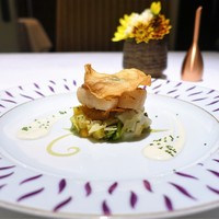 カランドリエ - 北海道産ホタテの網焼き 根セロリのチップと、 根セロリのソース、 カットしたトマトとバジルのソース、 ビーツ、ポロネギ、柿。