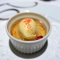 カランドリエ - 洋梨のクラフティ、 洋梨のコンポート入り、 洋梨のジュレ、 バニラアイス、 ザクロ。