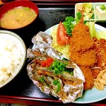 十八番 - お昼の定食。串カツ、ひしこ鰯の唐揚げ、ミートソース。¥800。