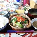 日替わり定食750円 肉と野菜の土鍋をゴマダレで