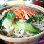 日替わり定食750円 肉と野菜の土鍋をゴマダレで