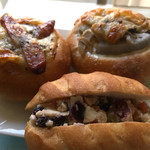 手前；フルーツ in クリームチーズ 260円。