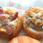 左；タルタルウインナー 200円、右；れんこんときのこのグラタン フォカッチャ 250円。