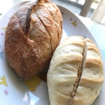 むぎこ製パン所 - 左；明太子フランス 250円、右；カフェナッツ ミルククリーム 170円。