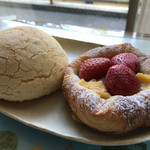 左；メロンパン 180円、右；焼きいちごのデニッシュ 250円。