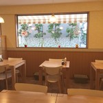 Jasumin - 大きな窓が暖かい日差しを店内に注ぎます。