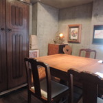 ワインとチーズの店 FERMENT - 店内のテーブル席