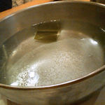 どん亭 - 昆布が入った出汁入り鍋の沸騰中