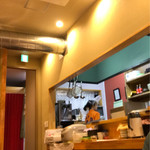 麺処 太陽 - 厨房方向。