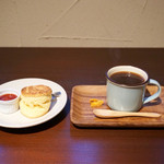 Mizuiro Kohi - プレーンスコーンにイチゴジャムをプラス
      コーヒーはグァテマラ、フレンチプレスで