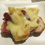 Ｓａｉａｎ Ｐａｔｉｏ - ラクレットチーズ パン、ソーセージ、じゃがいも、ハム