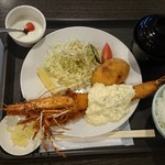 AB-kitchen - ナイフ＆フォーク必須！お皿からはみ出る迫力の、天然大海老フライ＆海老クリーム1,380円