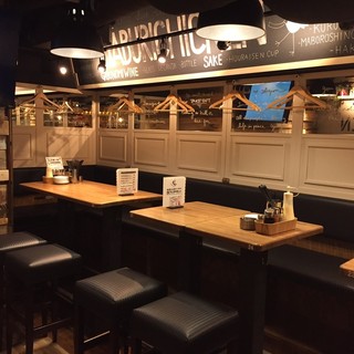 A stylish bar-like space where you can enjoy watching sports♪ Group banquets are also welcome.