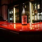 Toppimpararinopu - 日本酒バー漆塗りカウンター。