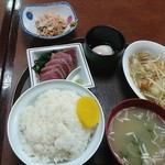 定食おかあちゃん - ロールキャベツと刺身定食650円に納豆50円を追加