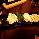 ワイン食堂ペコリーノ - 自家製チーズ（右が生クリーム入り、左が塩入りハチミツがけ）