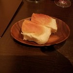ワイン食堂ペコリーノ - 自家製パン