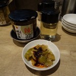 横濱家 - 卓上に常備されているオリジナルザーサイをラー油とお酢で食べます！