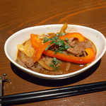 アルジャーノン シンフォニア - ワイン漬けジンギスカン（￥972）。薄切り羊肉は濃いめの味付けで酒が進む、玉ねぎも旨い