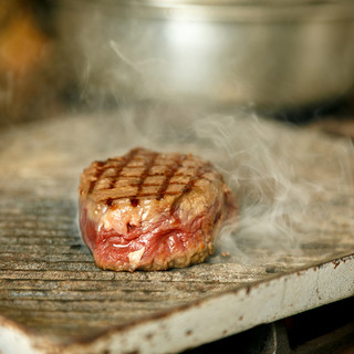 表面酥脆，裡面多汁◎根據肉的部位烤出最適合的程度