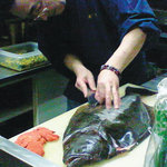 恵等志 - 天然平目を捌くご主人（鮮やかな手捌き！）