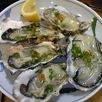 焼きトンのなかみや - 人気メニュー殻付き生牡蠣（安い♪）