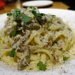 タケル クインディチ - カキのスモークとキノコのカルボナーラ